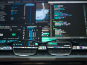 PC画面の前にメガネが置かれている様子